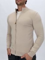 Pulover din tricot bej cu fermoar, model pe manechin