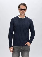 Pulover din tricot purtat, vedere laterală