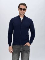 Pulover bleumarin cu fermoar, vedere laterală