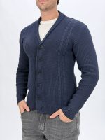 Cardigan cu torsade purtat deschis, stil casual