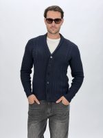 Detaliu nasturi și tricotaj cardigan bărbați