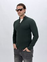 Pulover din tricot bej, model purtat casual