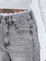 Blug wide leg femei purtat cu bluză, vedere laterală