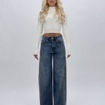 Jeans wide leg albastru cu ștrasuri pe lateral, vedere frontală