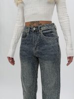 Detaliu ștrasuri aplicate pe jeans albastru femei