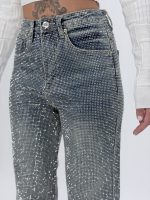 Jeans albastru cu ștrasuri purtat de model, vedere spate