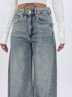 Jeans wide leg albastru, vedere laterală și croială largă