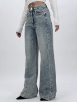Detaliu ștrasuri aplicate pe jeans albastru wide leg