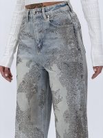 Detaliu ștrasuri argintii pe blugi wide leg albastri