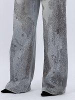 Model purtând jeans wide leg cu ștrasuri, vedere laterală