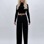 Jeans wide leg negru cu ștrasuri pe lateral, croială modernă