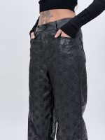Pantalon wide leg piele eco purtat de model, vedere frontală completă