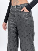 Detaliu apropiat broderie pantalon wide leg din piele eco neagră