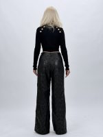Pantalon piele eco cu broderie, detaliu finisaje și croială wide leg