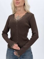 Pulover dama rigat purtat cu jeans, styling casual