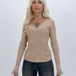 Pulover rigat cu decolteu în V, nasturi și dantelă, vedere frontală