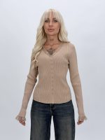 Pulover rigat cu decolteu în V, nasturi și dantelă, vedere frontală