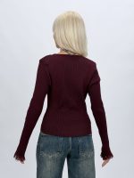 Pulover rigat cu decolteu în V, nasturi și dantelă - imagine 15