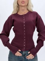 Pulover cardigan prună cu patent înalt, detaliu capsă