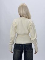Pulover cardigan maro cu patent, purtat deschis