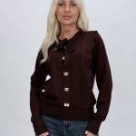 Pulover din tricot cu butoni aurii și fundă decorativă
