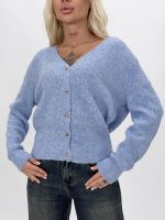 Cardigan cu nasturi aurii purtat deschis, look casual