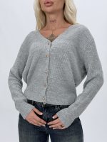 Pulover cardigan maro din tricot rigat, detaliu croială