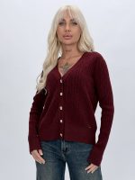 Pulover cardigan cu model torsade, vedere apropiată