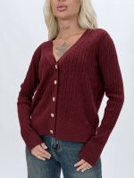 Cardigan cu butoni aurii, combinație outfit
