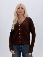 Cardigan cu butoni aurii, purtare deschisă