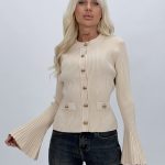 Pulover cardigan cu butoni aurii și mâneci clopot, disponibil în crem, kaki, maro și prună