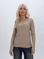Model purtând pulover torsade alb