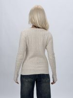 Detaliu model torsade pe pulover elegant