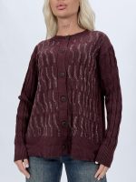 Cardigan tricot cu model torsade purtat