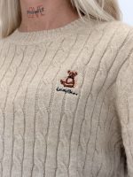Pulover cu broderie urs, detaliu guler și decolteu