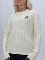 Pulover dama cu broderie urs și tricotaj torsade, detaliu