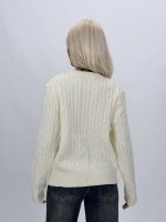 Detaliu broderie urs pe pulover tricotat
