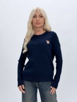 Pulover din tricot cu urs brodat, purtat casual