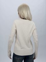 Detaliu decolteu la bază și finisaj lurex pulover