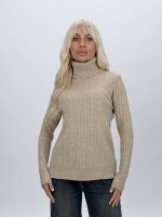 Detaliu guler helancă pe pulover din lână