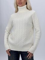 Pulover alb cu helancă și model torsade, detaliu croială