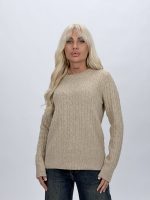 Detaliu textură torsade pe pulover tricotat