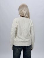Detaliu model torsade pe pulover din lână