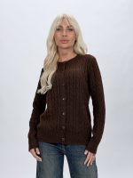 Detaliu mânecă pulover cardigan tricotat