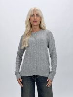 Cardigan cu torsade purtat, vedere laterală