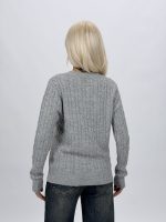 Detaliu tricotaj torsade pe cardigan femei