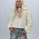 Jachetă scurtă cu ștrasuri nuanță unt, vedere frontală