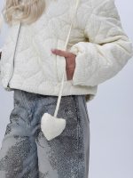 Model purtând jachetă scurtă cu ștrasuri și pantaloni