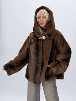 Model purtând jachetă din blană sintetică cu glugă