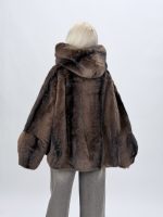 Detaliu finisaje și broșă la jachetă elegantă din blană